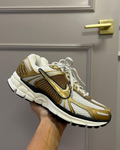 NIKE VOMERO BLANCO & DORADO