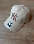 Gorra 47 Clean Up NY Yankees Crema Logo Rosa